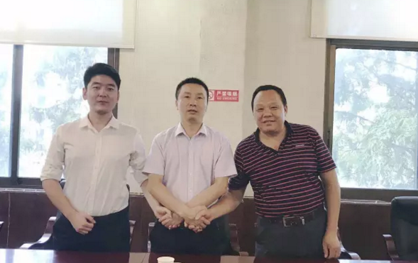 陪同金銀花種植深加工投資選址項目方考察湖南慈利縣，達成合作共識，三方共同簽訂投資意向協(xié)議