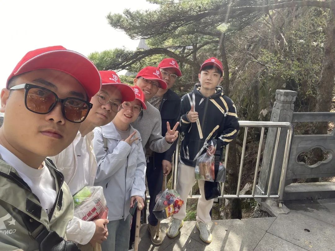 東方龍商務(wù)與春天有個約會！集團(tuán)100余人赴安徽黃山“團(tuán)建”，太嗨了！“奔跑二季度”——我們準(zhǔn)備好了！